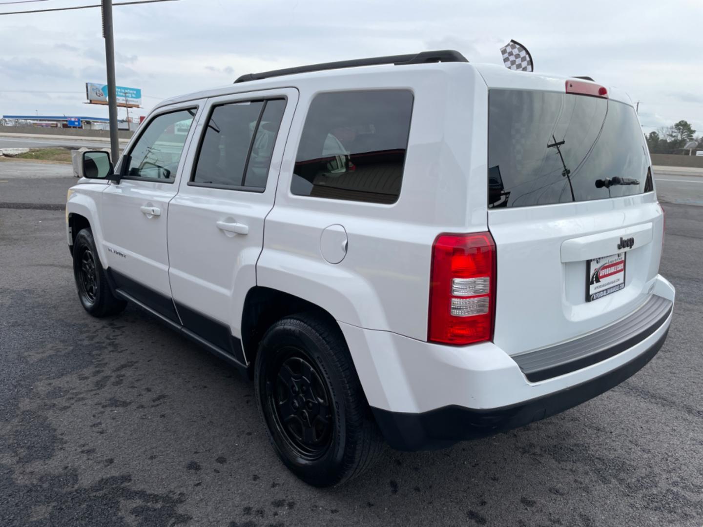 2014 White Jeep Patriot (1C4NJPBAXED) with an 4-Cyl, 2.0 Liter engine, Automatic, 6-Spd w/AutoStick transmission, located at 8008 Warden Rd, Sherwood, AR, 72120, (501) 801-6100, 34.830078, -92.186684 - Photo#5